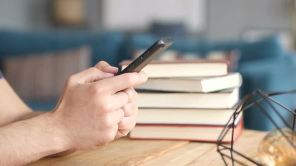 Hati-hati, Otak Anda Sedang "Menyusut": Mengapa Scroll Layar HP Tak Akan Pernah Bisa Menggantikan Kekuatan Sebuah Buku